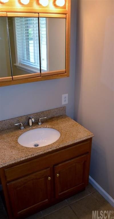 909 13th St NW, Conover, NC 28613