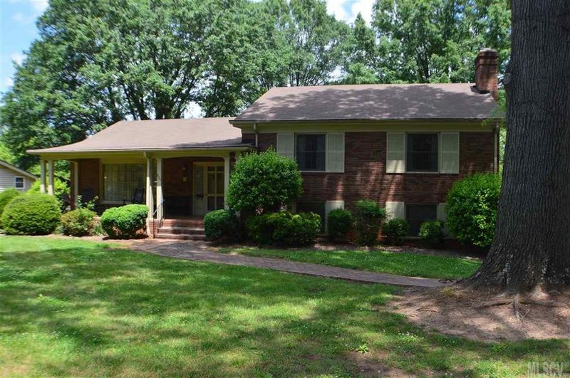 804 4th Ave Dr NW, Hickory, NC 28601