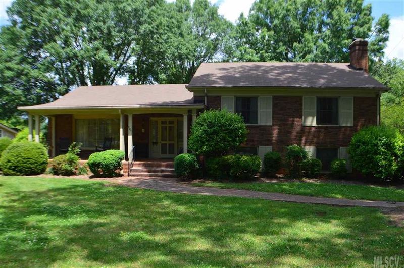 804 4th Ave Dr NW, Hickory, NC 28601