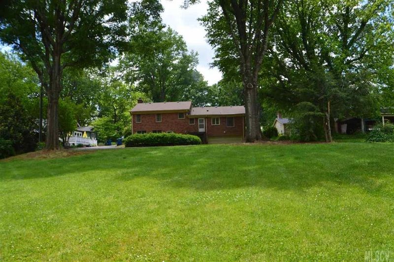 804 4th Ave Dr NW, Hickory, NC 28601