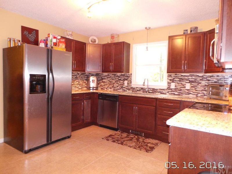 1273 Hidden Creek Cir, Hickory, NC 28602