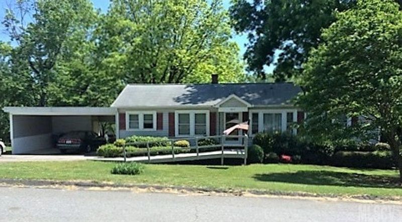 1815 13th Ave SW, Hickory, NC 28602