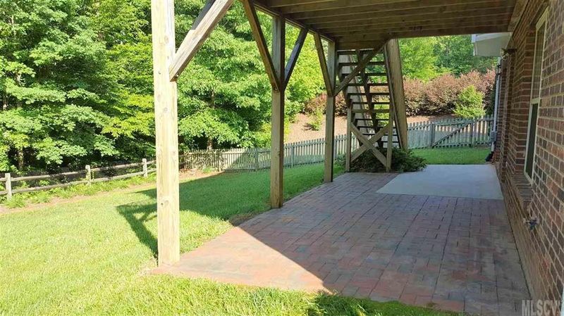2610 Mahogany Ln, Hickory, NC 28602