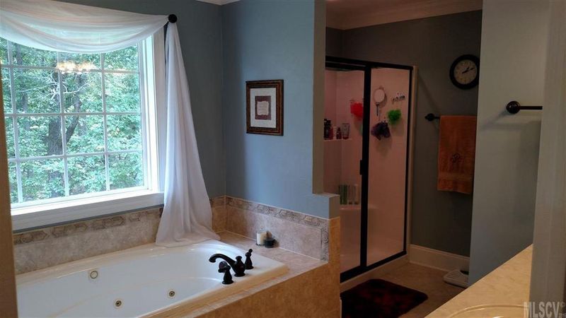 1854 Waterbury Ct, Hickory, NC 28602