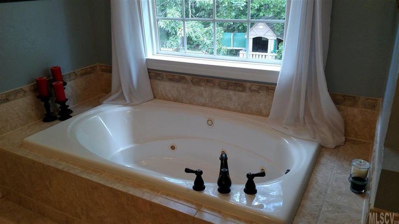 1854 Waterbury Ct, Hickory, NC 28602