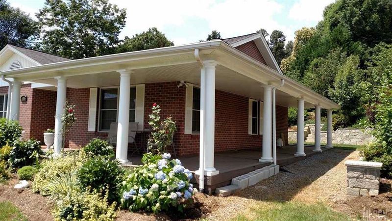 4835 1st St Ct NW, Hickory, NC 28601