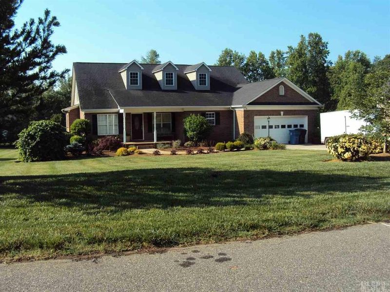 5905 Pinewinds Dr, Hickory, NC 28602