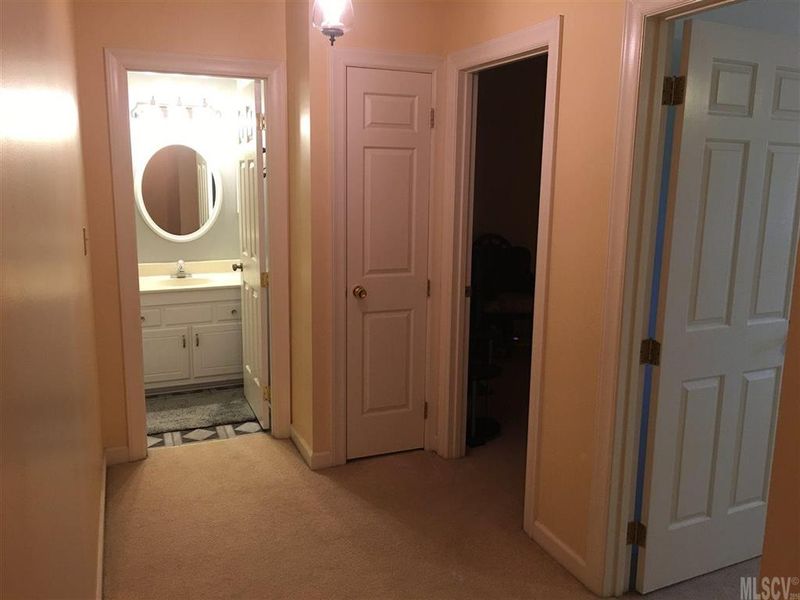 2705 N Center St #32, Hickory, NC 28601