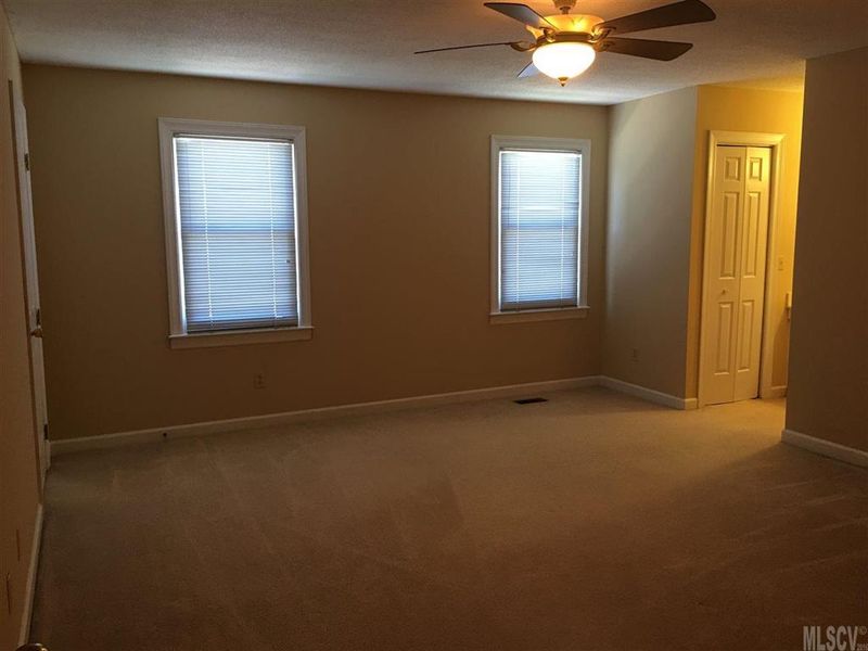 2705 N Center St #32, Hickory, NC 28601