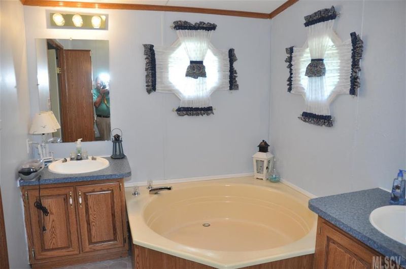 1894 Grant St, Hickory, NC 28602
