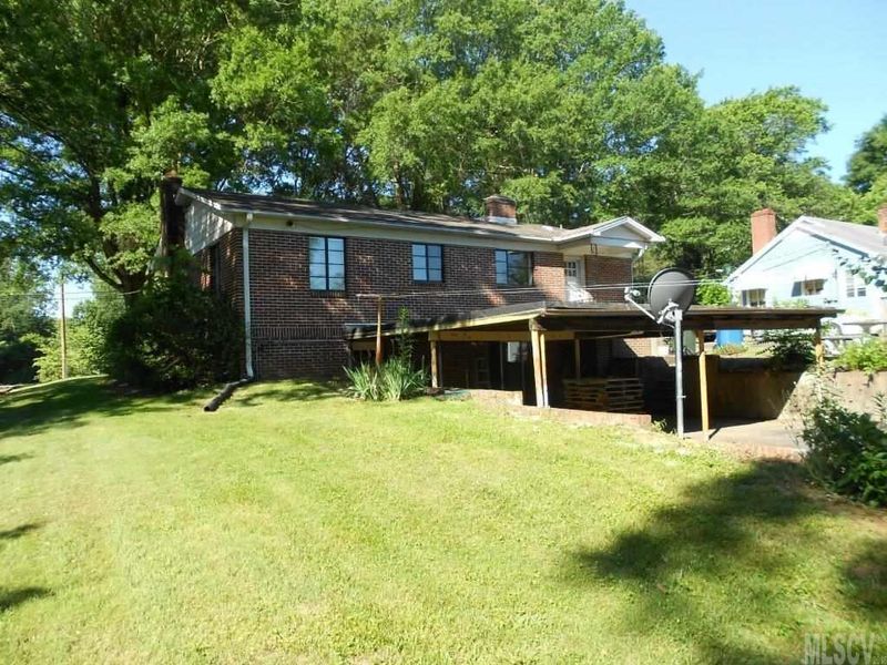 1046 6th Ave NW, Hickory, NC 28601
