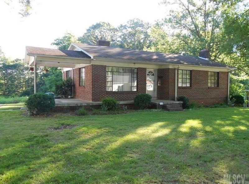 1046 6th Ave NW, Hickory, NC 28601