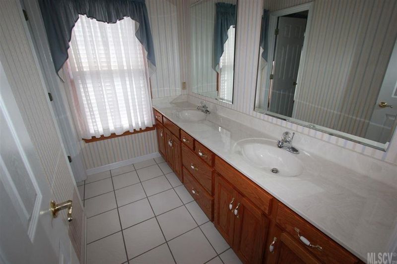 5158 Timberwood Ln, Hickory, NC 28602