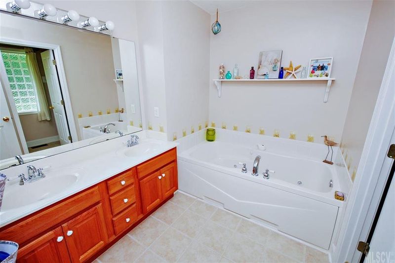 3216 48th Ave Ln NE, Hickory, NC 28601