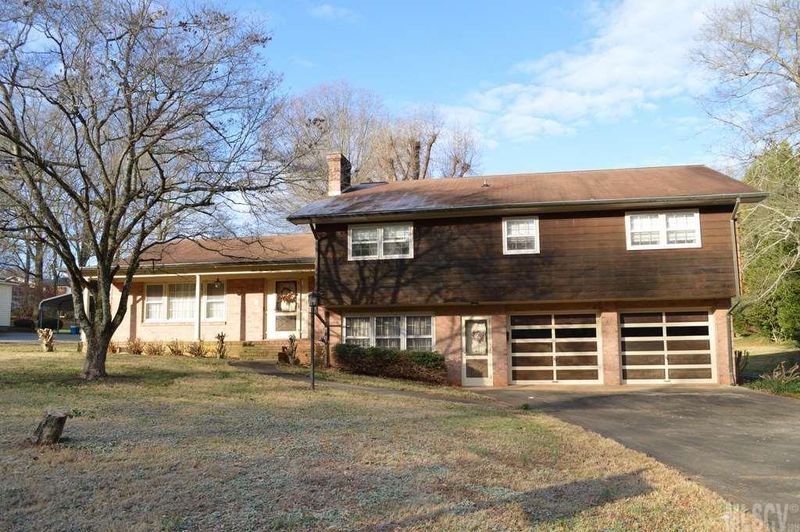 313 2nd Ave NE, Conover, NC 28613