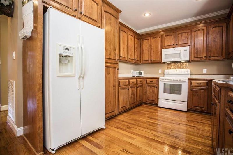 1587 Brookstone Dr, Hickory, NC 28602