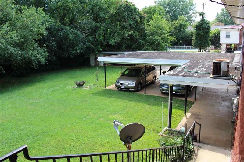 215 16th Ave NW, Hickory, NC 28601