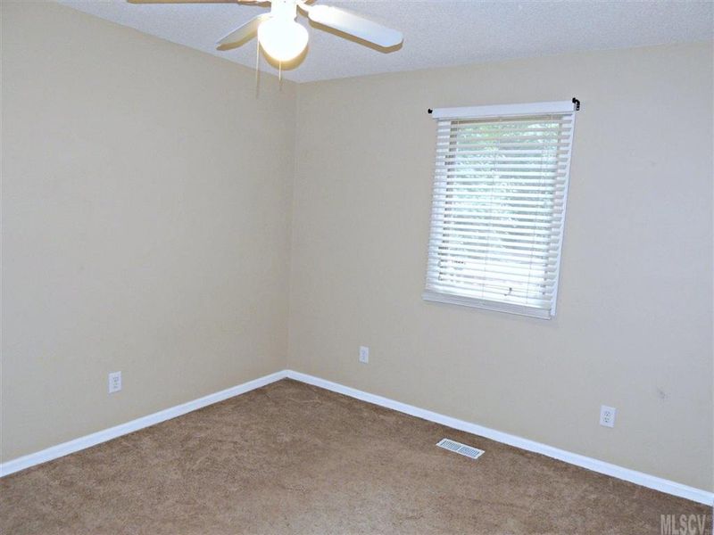 1270 Canseco Ln, Hickory, NC 28602