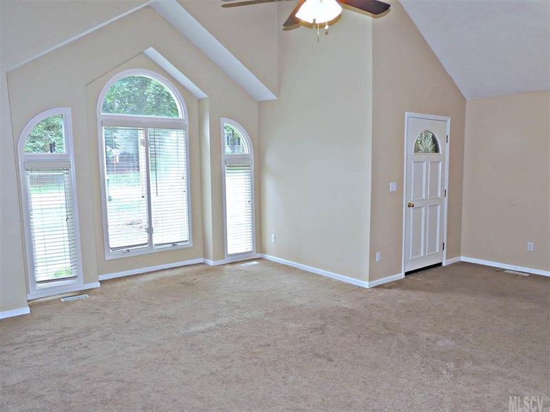 1270 Canseco Ln, Hickory, NC 28602