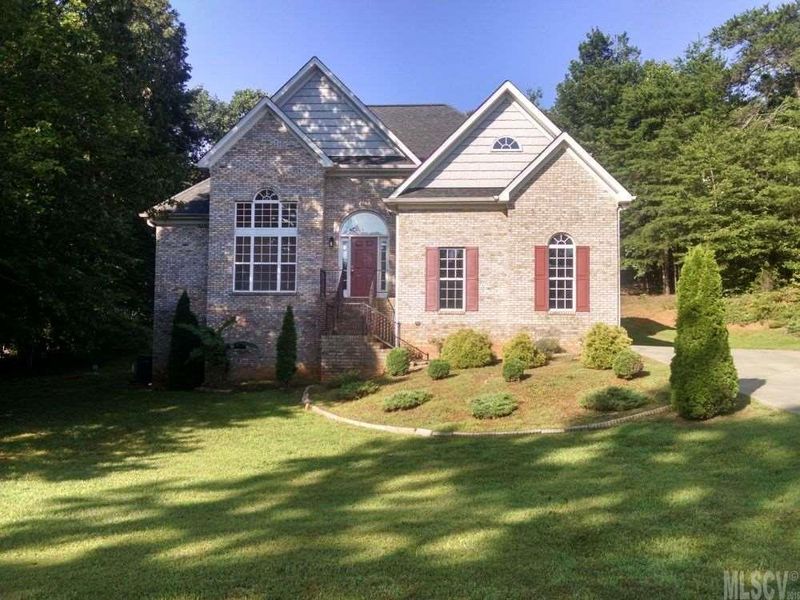 2033 Lynmore Dr, Sherrills Ford, NC 28673
