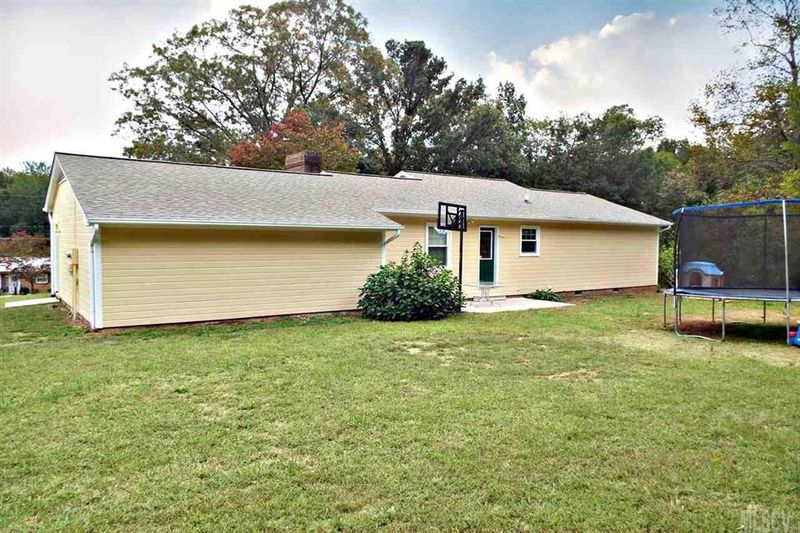 2016 Sleepy Hollow Dr, Hickory, NC 28601