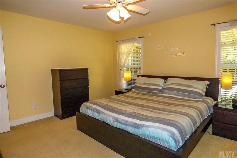 1197 Waterford Dr, Hickory, NC 28601