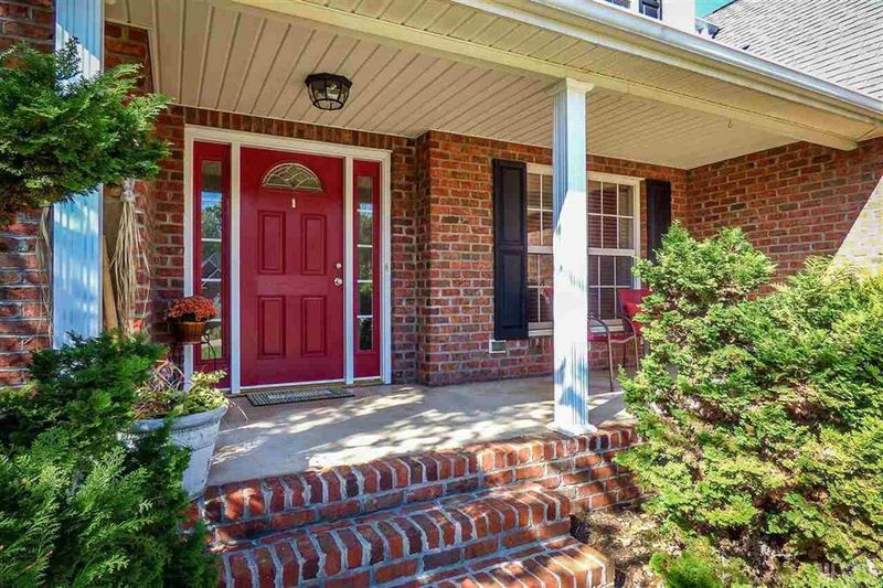 1197 Waterford Dr, Hickory, NC 28601