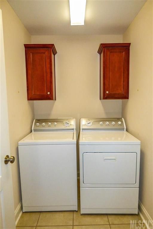 1197 Waterford Dr, Hickory, NC 28601