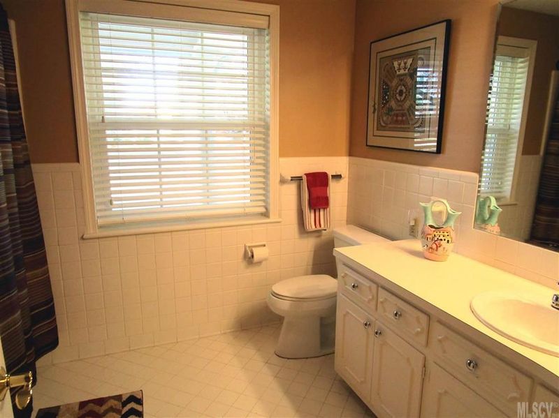 33 33rd Ave NW, Hickory, NC 28601