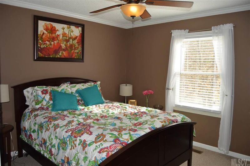 201 31st Avenue Ct NE, Hickory, NC 28601
