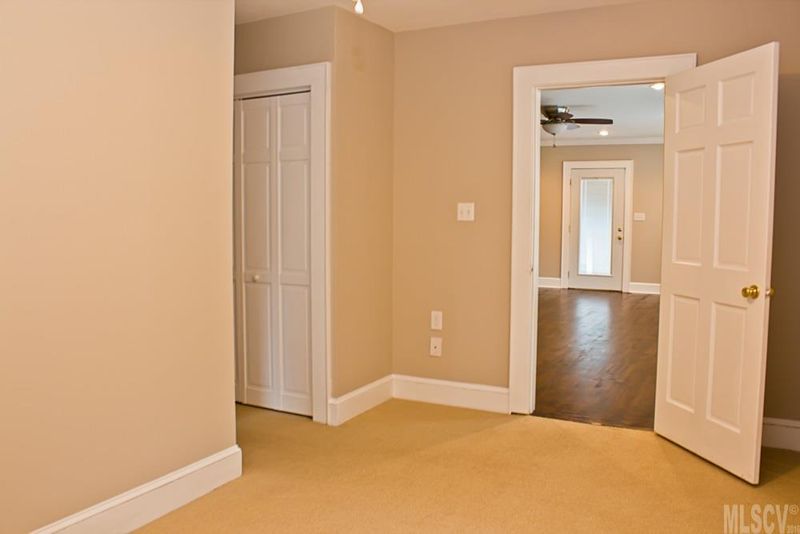 827 6th Ave NW, Hickory, NC 28601