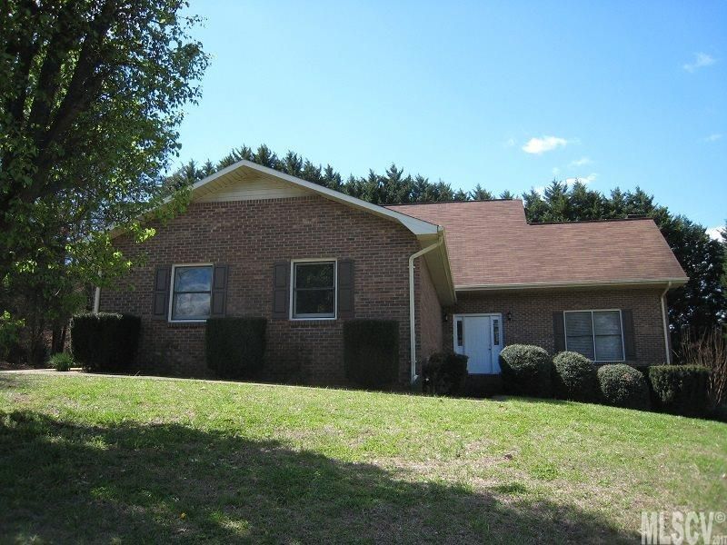 4129 Pinecrest Dr NE, Hickory, NC 28601