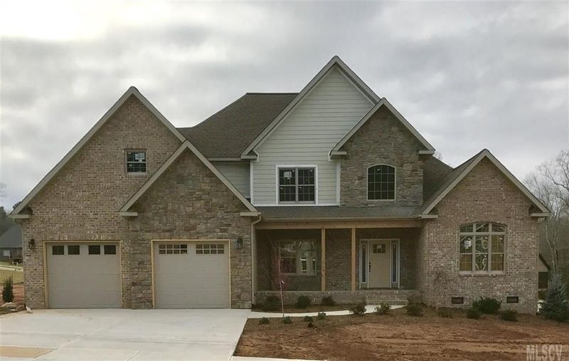 827 38th Ave NE, Hickory, NC 28601