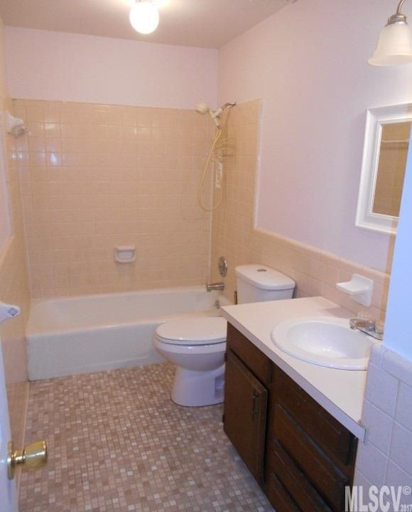 2023 4th St NE, Hickory, NC 28601