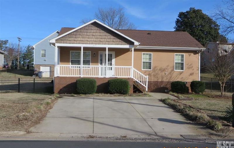517 1st St SW, Hickory, NC 28607