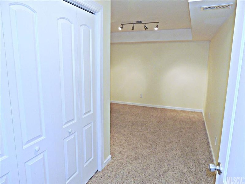 1609 Rayland Dr, Hickory, NC 28601
