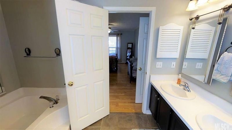 906 43rd Ave Ct NE, Hickory, NC 28601