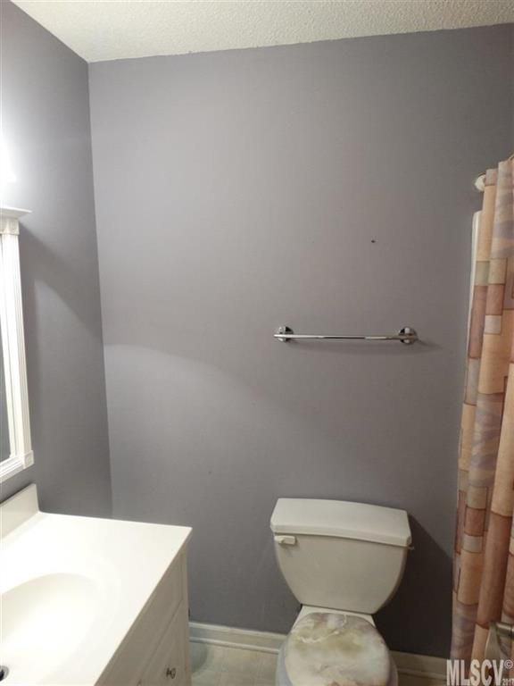 4340 N Center St #304, Hickory, NC 28601