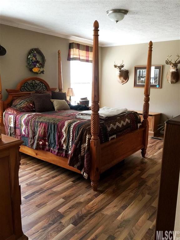 1922 Kings Grant Dr, Newton, NC 28658