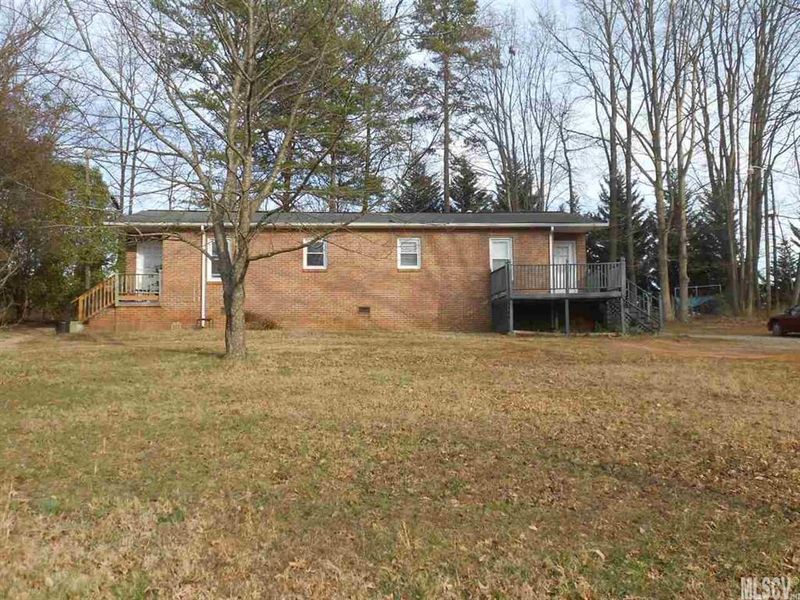 255 16th St Pl SE, Hickory, NC 28602