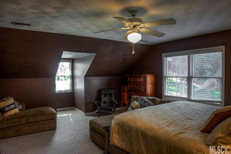1699 Poe Cir, Hickory, NC 28601