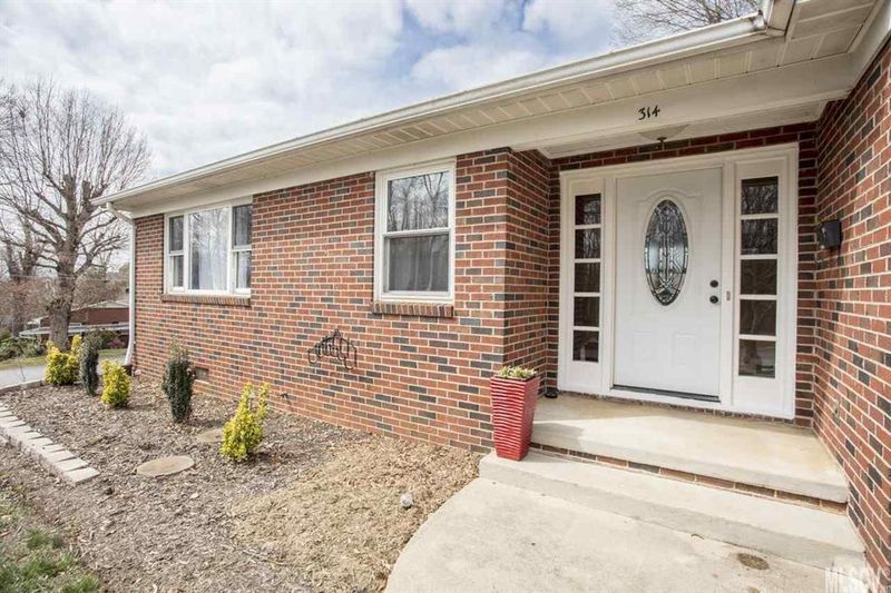 314 8th St SW, Hickory, NC 28602