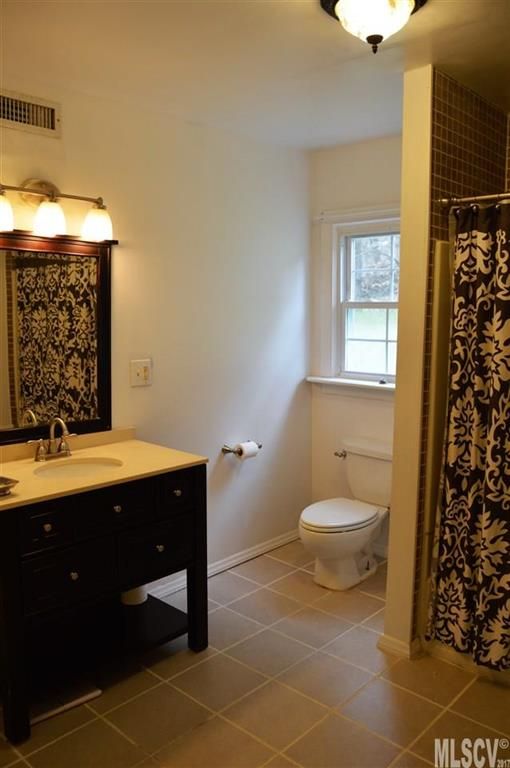 2569 Old Shelby Rd, Hickory, NC 28602