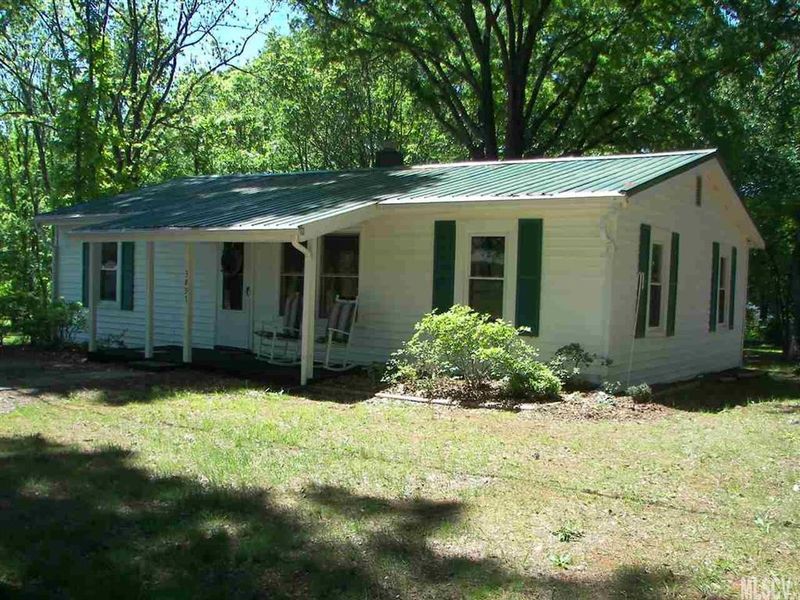 3897 River Dr, Hickory, NC 28602