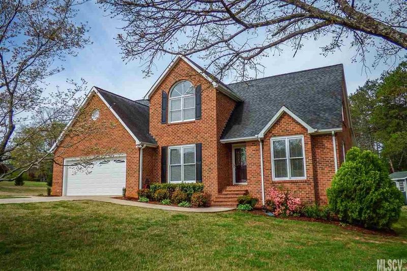 3750 Pinecrest Dr NE, Hickory, NC 28601