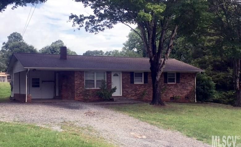 1527 Old Farm Dr, Hickory, NC 28602