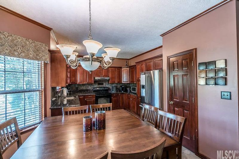 1252 Misty Ln, Hickory, NC 28601