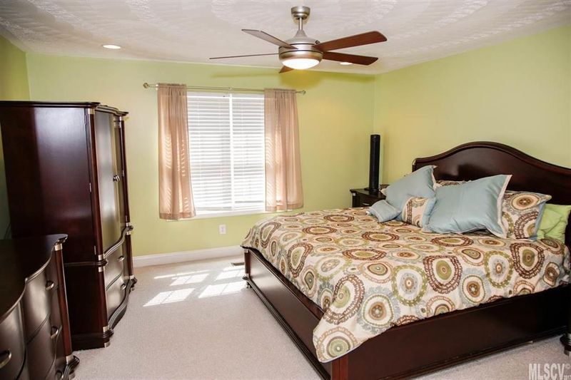 1643 Mayfair Dr, Conover, NC 28613