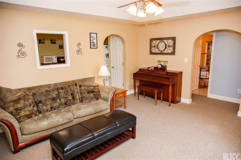 1643 Mayfair Dr, Conover, NC 28613