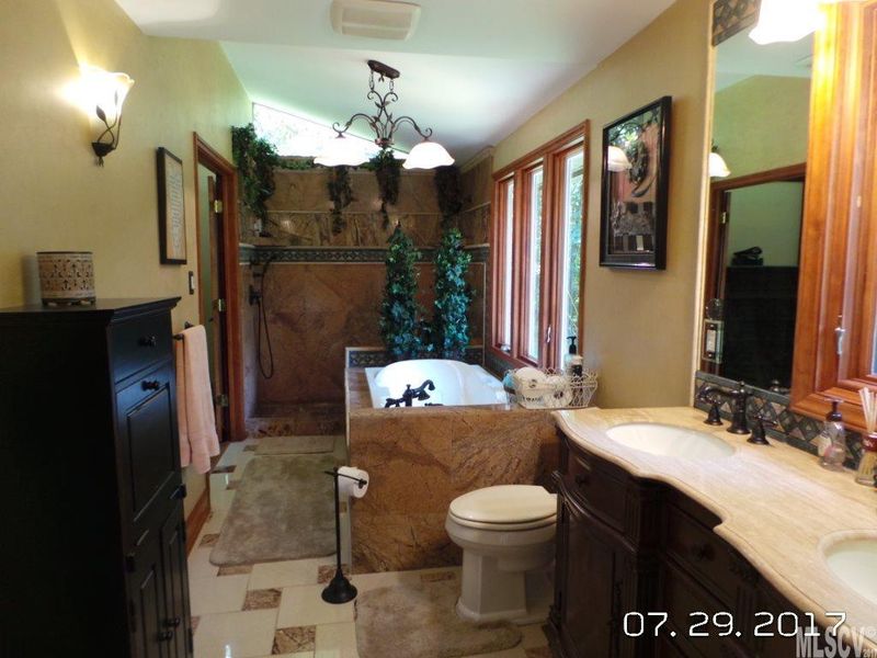 6865 Sunnyside Ln, Hickory, NC 28602